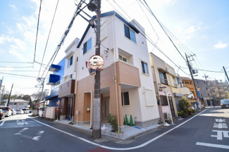 【前面道路含む現地写真】 | 8.6ｍ×6.0ｍの道路に面す角地の企画。
