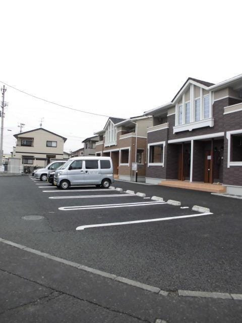 コンフォート津志田の駐車場