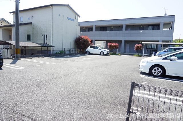 クレストヒル龍田の駐車場