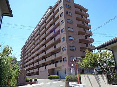 【外観】 | プレジデント皇神広東 | 【耐震性】
耐震性の高さを判断するポイントは、
建築確認申請日が1981年6月1日以降の
新耐震基準に適合しているかどうか。
震度６程度の大地震でも
建物が崩壊しないレベルが基準になりました。
