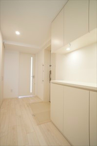 ルーナ エ ソレーユ　Ⅲの玄関|広い玄関ホールには大容量のシューズＢＯＸと玄関収納！