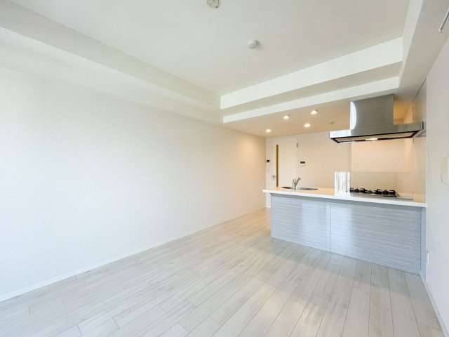 ルーナ エ ソレーユ　Ⅲの居間・リビング|バルコニー側からのリビング♪