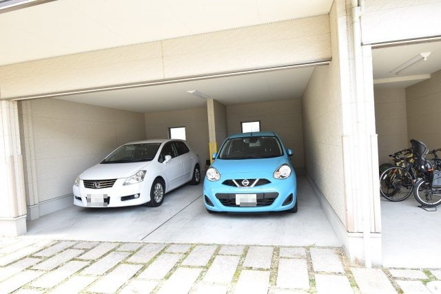 アミ・ヒルズ長岡京の駐車場|屋根付き駐車場