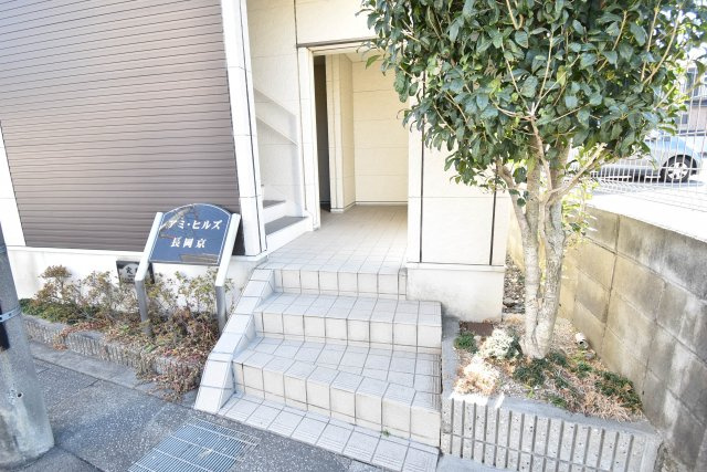 アミ・ヒルズ長岡京のエントランス|ゆとりのあるエントランスです