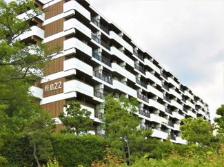 【外観】 | 全室南向きの8階建です。
緑に囲まれた住環境で、北側には遊歩道が有り、散策を楽しめます。