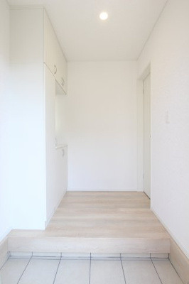 【その他共用部分】 | 武蔵村山市本町第12 | 広々とした玄関スペース