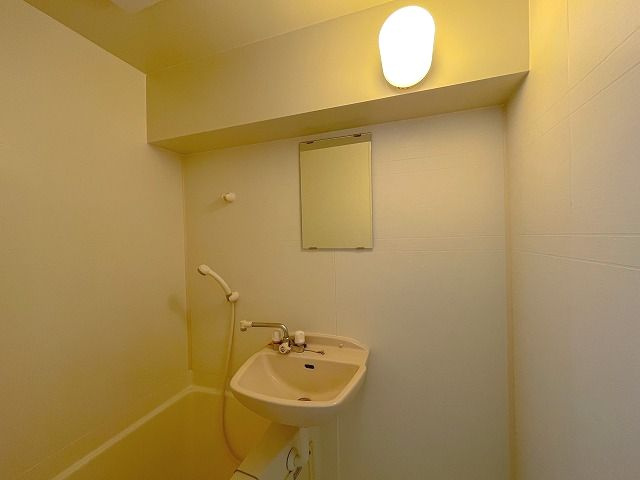 グランコート鷹匠町の洗面所|明るい洗面所です