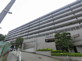 【外観】 | 総戸数１６１戸、平成４年９月築、管理人は日勤勤務につき管理体制良好です♪