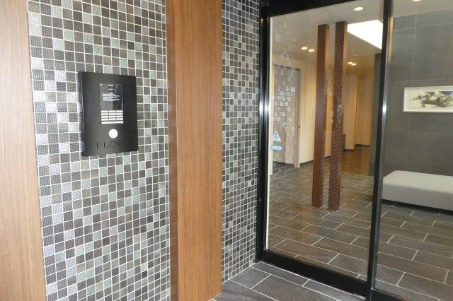 倉敷市西中新田の賃貸マンションのエントランス|オートロック