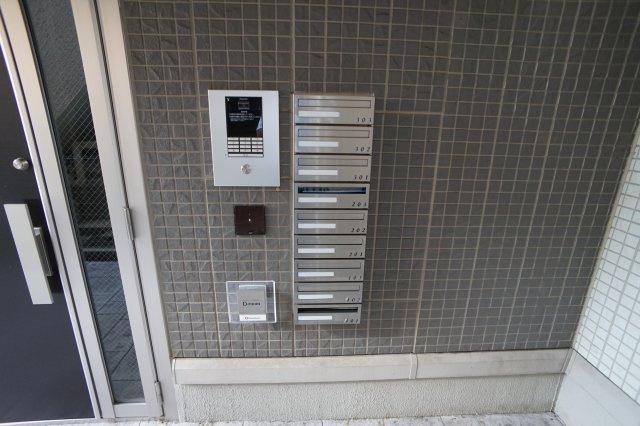 ルーブルのエントランス|オートロック完備で安心ですね