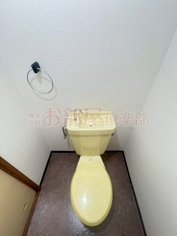 REステートビルのトイレ|温水洗浄便座付きの落ち着いたトイレです