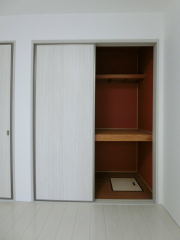 ハイツコムドテールの収納|102号室の写真（イメージ反転タイプ）