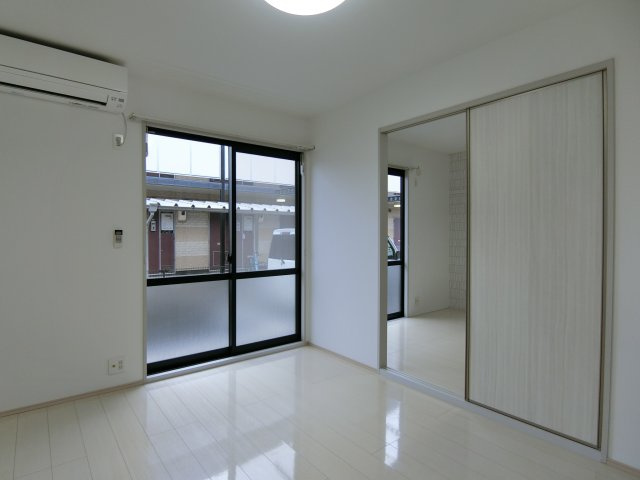 ハイツコムドテールの居間・リビング|102号室の写真（イメージ反転タイプ）