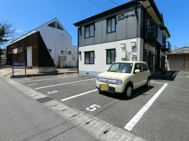 ハイツコムドテールの駐車場