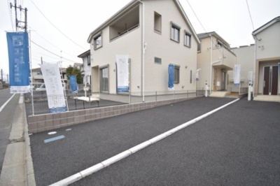 【駐車場】 | 福生市加美平　第8　全4棟　2号棟 | 横幅約2.7ｍあるので大型車も止められます。休日には自慢の愛車を思う存分メンテナンス出来ます。
