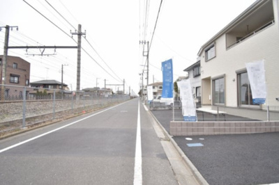 【前面道路含む現地写真】 | 福生市加美平　第8　全4棟　2号棟 | 前面道路公道6メートルあります。運転が苦手な奥様でも楽々駐車可能です。