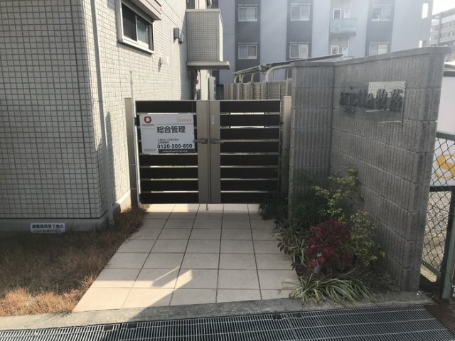 箕面市牧落３丁目のアパートのエントランス