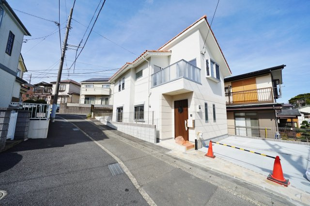 南向きにつき陽当り良好♪LDK18帖の４ＬＤＫ。保土ヶ谷区上菅田町　新築戸建ての前面道路含む現地写真