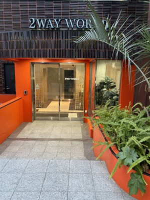 【エントランス】 | 2WAY　WORLDビル | ネオンカラーが印象的なビルエントランス