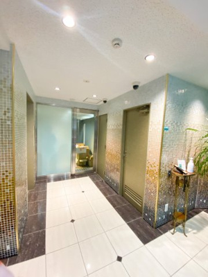 【ロビー】 | 2WAY　WORLDビル | ロビー。入口から撮影。キラキラしたモザイクタイルで高級感のある空間です。