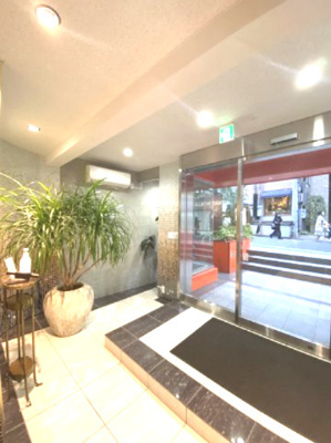 【ロビー】 | 2WAY　WORLDビル | ロビーからエントランス向きで撮影。