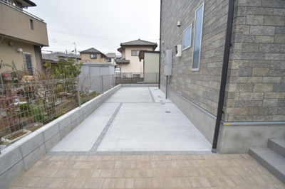 【駐車場】 | 福生市熊川　新築戸建　全1棟 | 玄関横の駐車スペースは買い物帰りで荷物が多くても楽ですね。前面道路も広いので車庫入れもしやすいです。