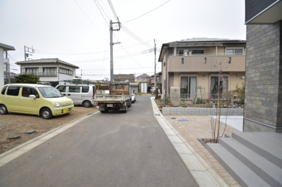 【前面道路含む現地写真】 | 福生市熊川　新築戸建　全1棟 | 前面道路は閑静な住宅地の通りとなるため、車通りは多くありません。 安心して車庫入れ可能。