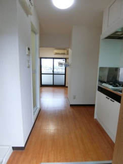 【展望】 | 玄関から室内への景観です！キッチンの奥に洋室7帖のお部屋があります♪