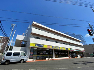 【外観】 | 東急東横線・グリーンライン「日吉」駅徒歩圏内！1階にはセブンイレブンとクリーニング店がある便利な住環境！鉄筋コンクリートの3階建てマンションです♪