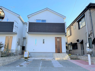 【外観】 | 小平市学園東町3丁目戸建 | カースペースは車種にもよりますが並列で2台目まで駐車が可能です。
マイカー1台のご家庭であれば、空いたスペースを来客用や自転車用にご利用いただけます。