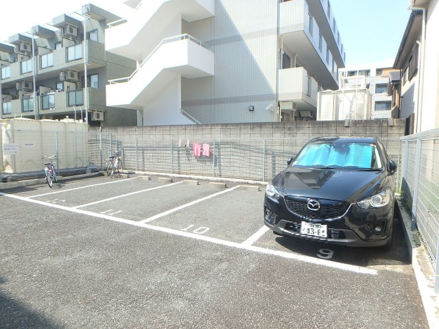 コンフォール元住吉の駐車場