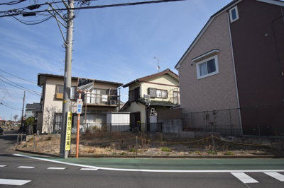 【前面道路含む現地写真】 | 立川市若葉町２丁目　新築戸建　全1棟　 | 南側5ｍ公道のため遮るものがないので陽の光を長い時間浴びられます。