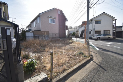 【前面道路含む現地写真】 | 立川市若葉町２丁目　新築戸建　全1棟　 | 西約6ｍの私道。閑静な住宅地の通りとなる為車通りは多くありません。