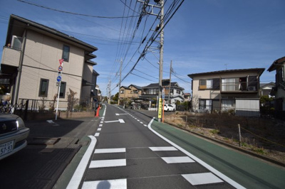 【前面道路含む現地写真】 | 立川市若葉町２丁目　新築戸建　全1棟　 | 前面道路公道5メートルあります。運転が苦手な奥様でも楽々駐車可能です。