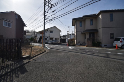【前面道路含む現地写真】 | 立川市若葉町２丁目　新築戸建　全1棟　 | 西側約6ｍの私道は閑静な住宅地の通りとなるため、車通りは多くありません。 
