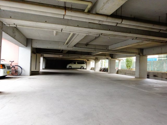 アデューウエダの駐車場