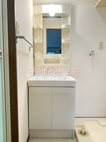 ベルセゾンⅡの洗面所|ゆったりとスペースのある洗面所