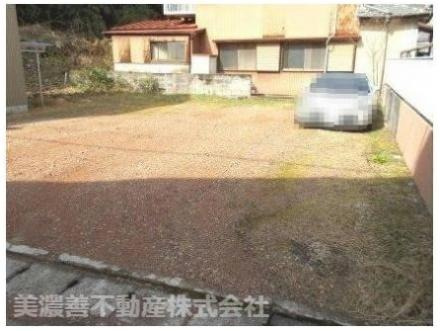 ４５２３８　岐阜市松山町事業用貸家の駐車場