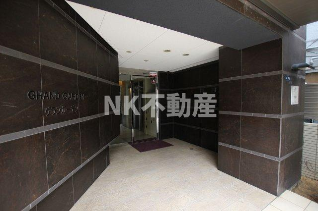 【エントランス】 | グランガーデン足代新町（布施賃貸） | 落ち着いたエントランスです
