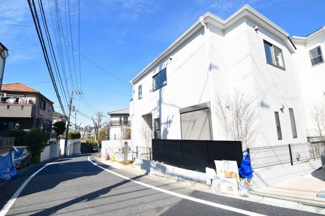 【前面道路含む現地写真】 | 5.9ｍ幅の前面道路。交通量も少ないので安心です。