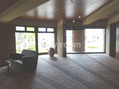 【ロビー】 | フォレステージュ江坂垂水町 | 落ち着いた印象のロビーです