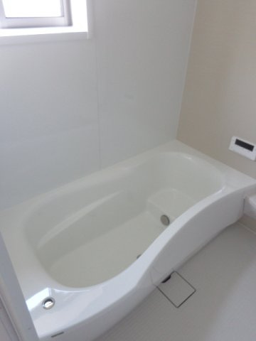 テラスハウス渡辺Ⅱの浴室|お風呂がかなり広めでゆったり足を延ばして入れます～！！