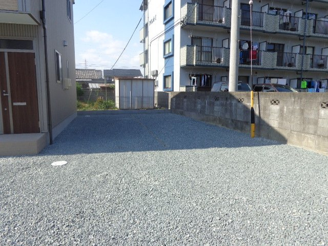 テラスハウス渡辺Ⅱの駐車場|駐車場は、東側と、入り口付近に2台停められます☆彡