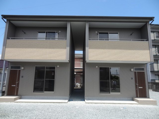 テラスハウス渡辺Ⅱの外観|屋根だけ繋がっているけど、ほぼ戸建と変わりません…！