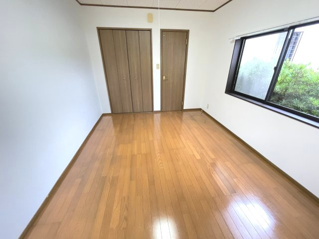 【寝室】 | 広くて明るい寝室
