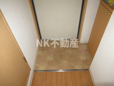 【玄関】 | メルディアキューブやえのさと（八戸ノ里賃貸） | 収納もある玄関です