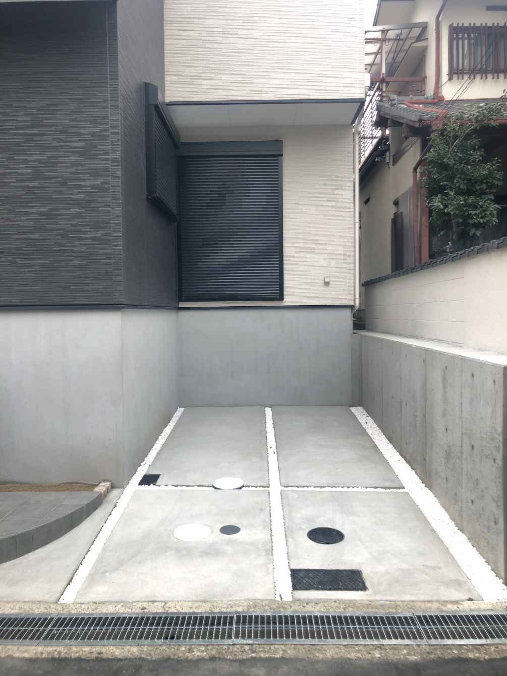 箕面市粟生間谷東５丁目の新築一戸建の駐車場