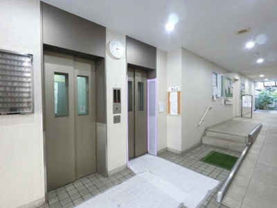 【その他共用部分】 | 第一磯子ハイツ | お買い物時やベビーカーの出し入れに便利なエレベーター付
混雑時にも便利なエレベーター2基付です。