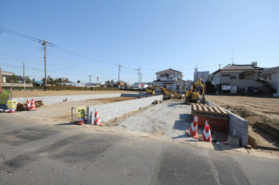 【前面道路含む現地写真】 | 戸ヶ崎4丁目3棟　1号棟