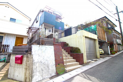 【外観】 | 宇治市宇治大谷　中古戸建 | ＬＤＫにもしっかりとした収納が完備されていてとても便利です。